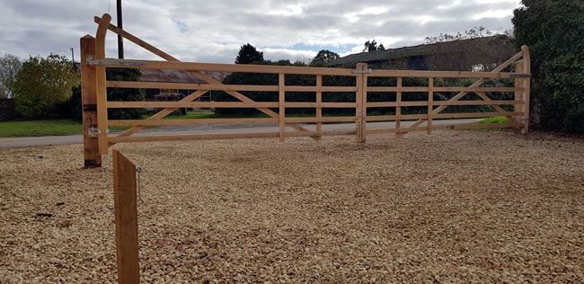 Curved heel field gates